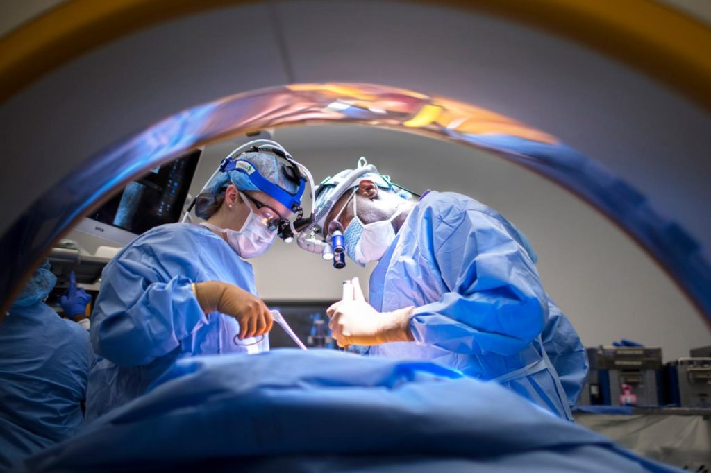neurosurgeons-performing-brain-surgery